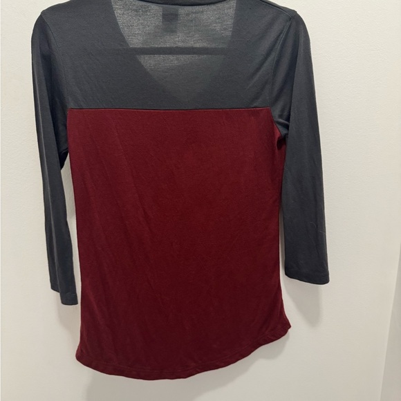 Virginia Tech Hokies Women’s Long Sleeve V-Neck Shirt Small Maroon Gray NCAA VT - Picture 4 of 9